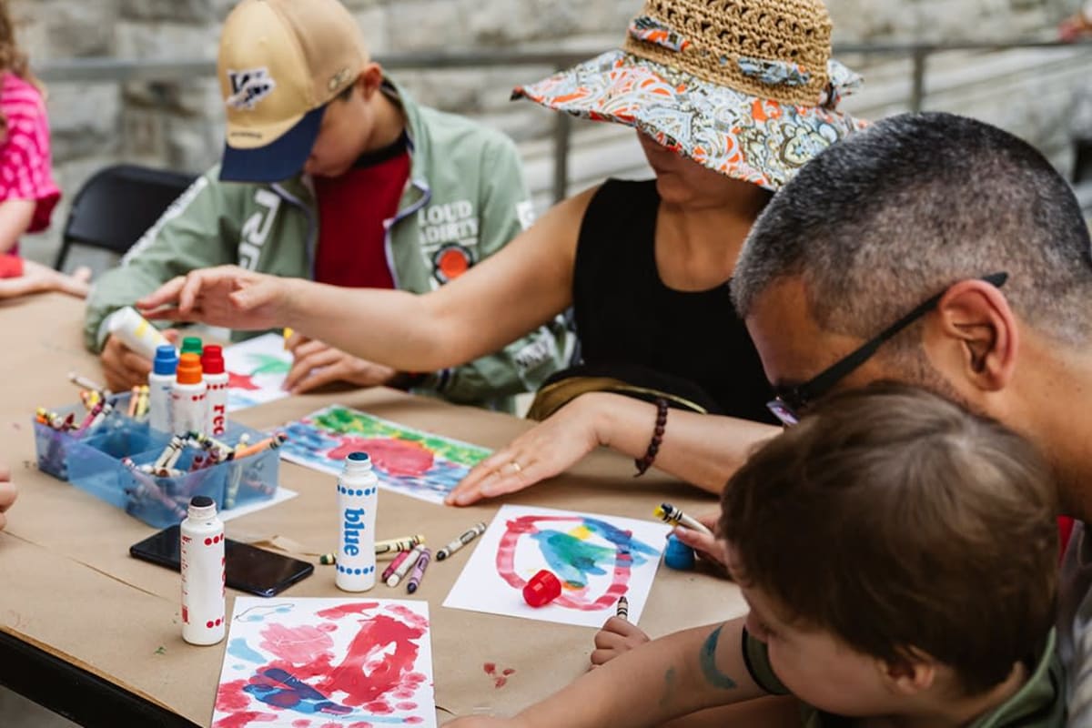Participant·es à un atelier d'art au Musée des beaux-arts de Montréal.