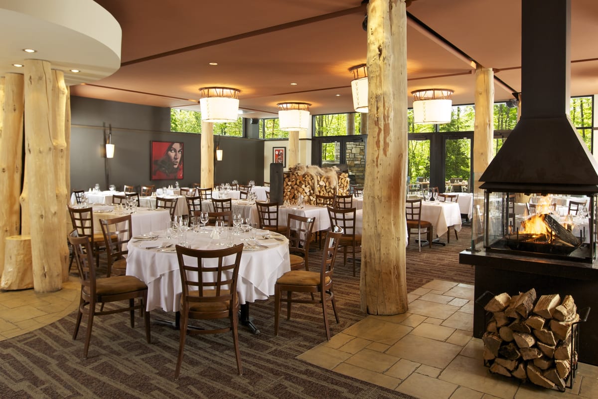 Salle à manger au restaurant La Traite de L’Hôtel-Musée Premières Nations.
