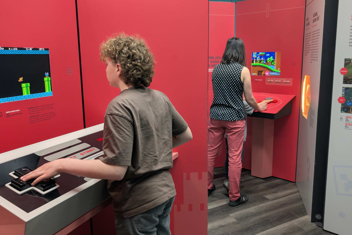 Deux ados à l'exposition Maitres du jeu au Musée Minéro.