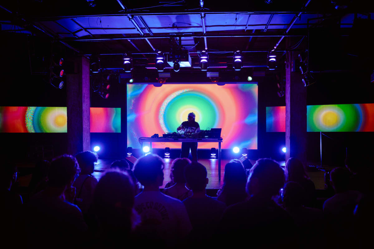 DJ sur une scène au Festival MUTEK