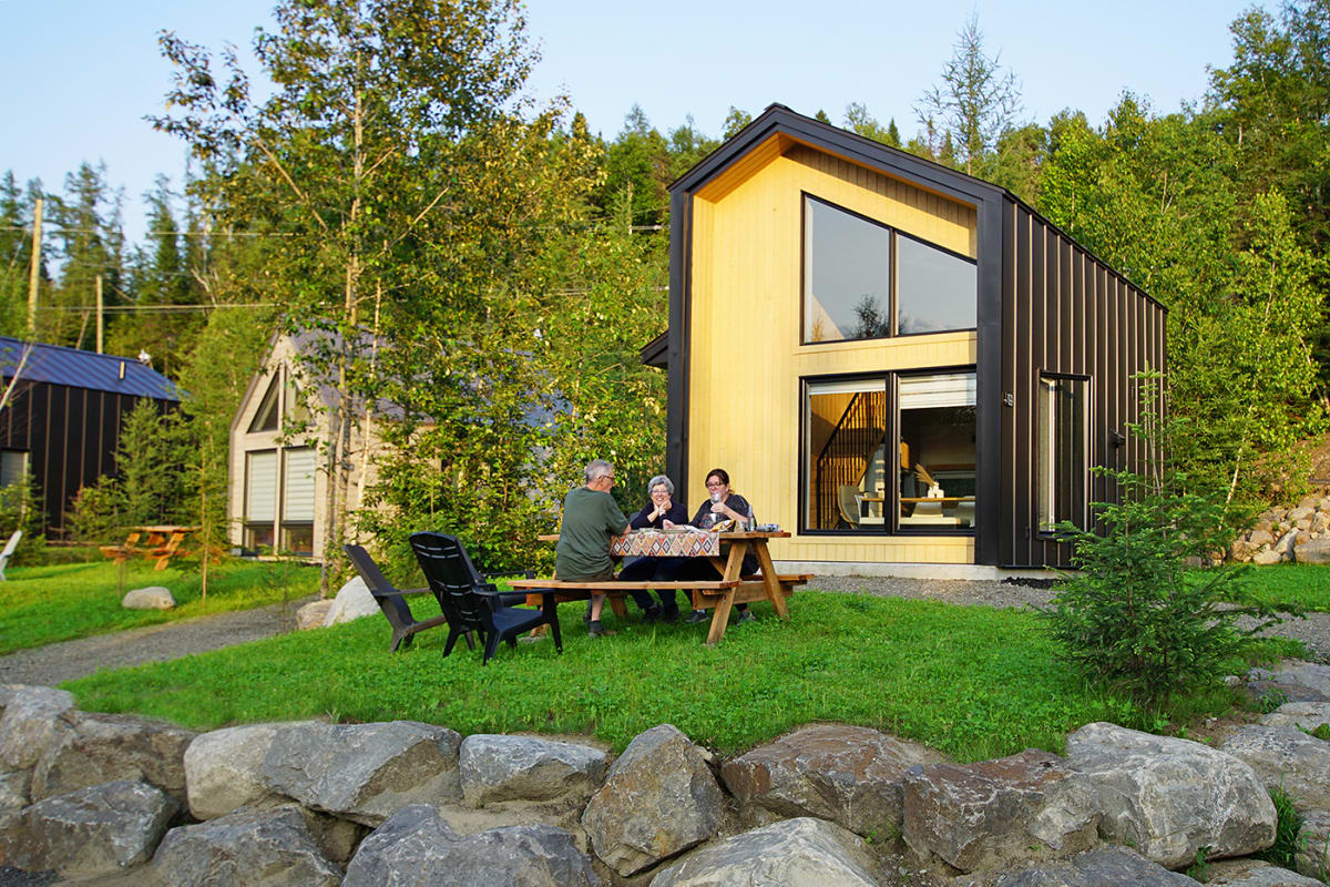 Découvrez les mini-chalets douillets de Chalets Scandik!
