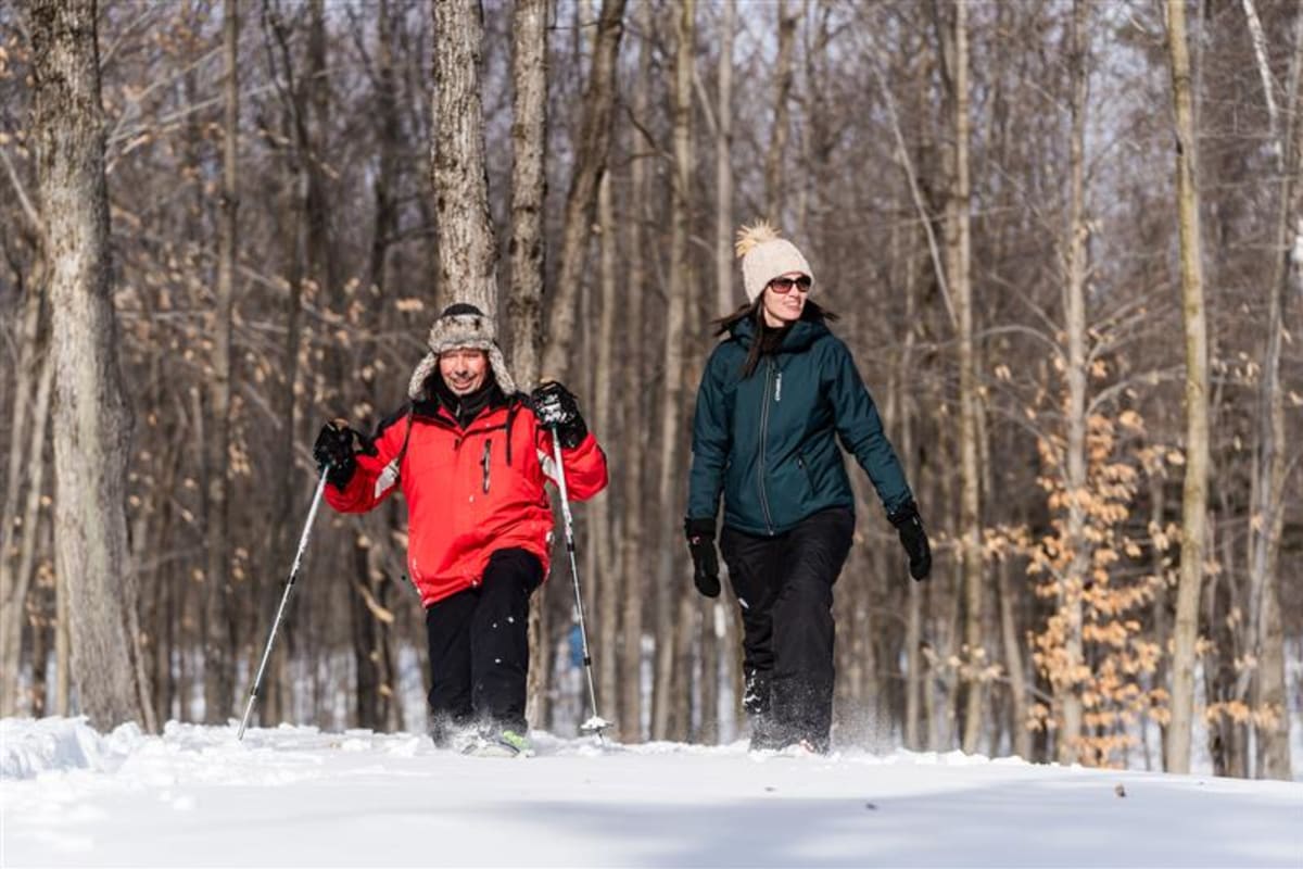 Couple marchant en hiver dans le Parc régional de Kilkenny.
