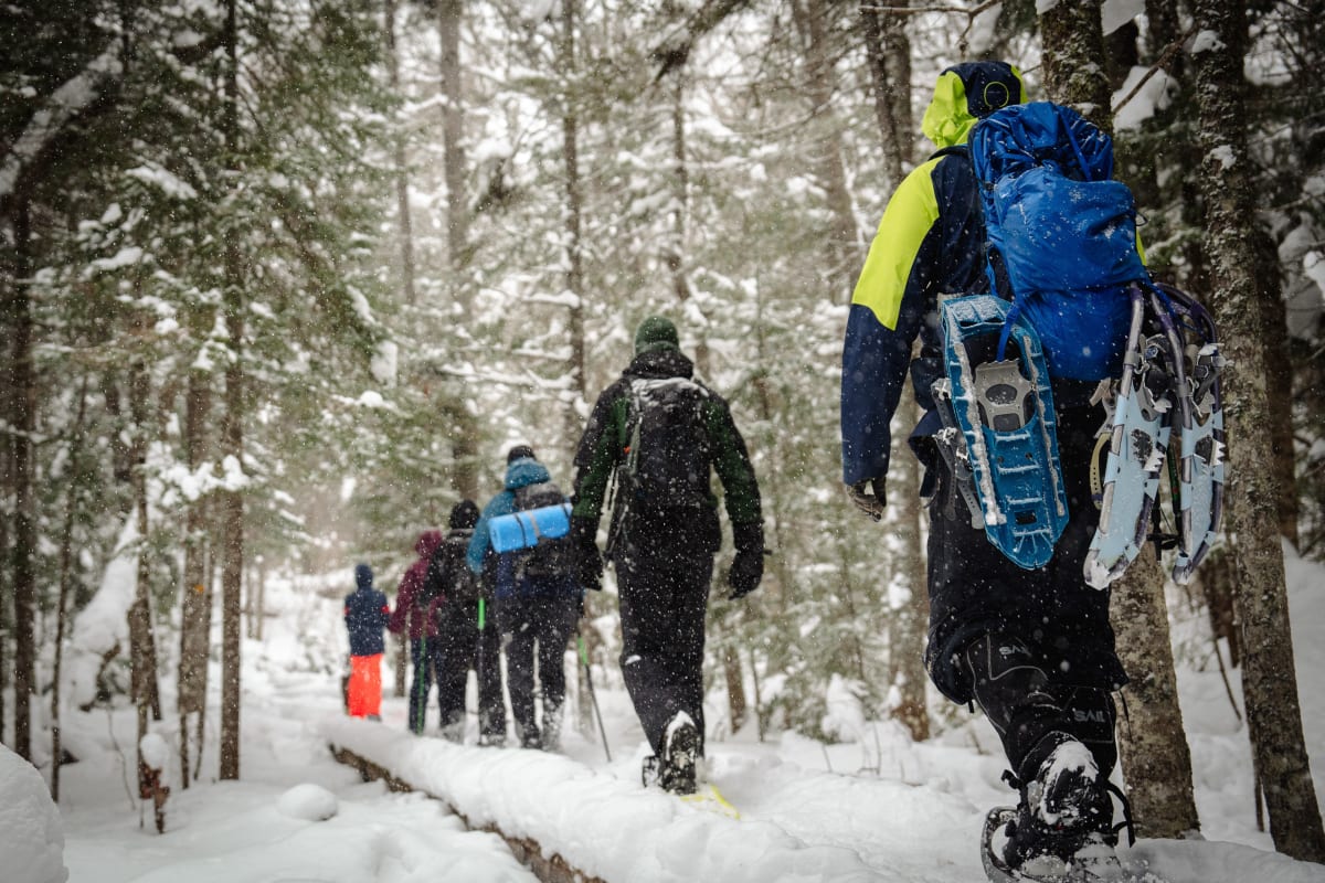 Groupe de raquetteurs au parc régional Montagne du Diable.