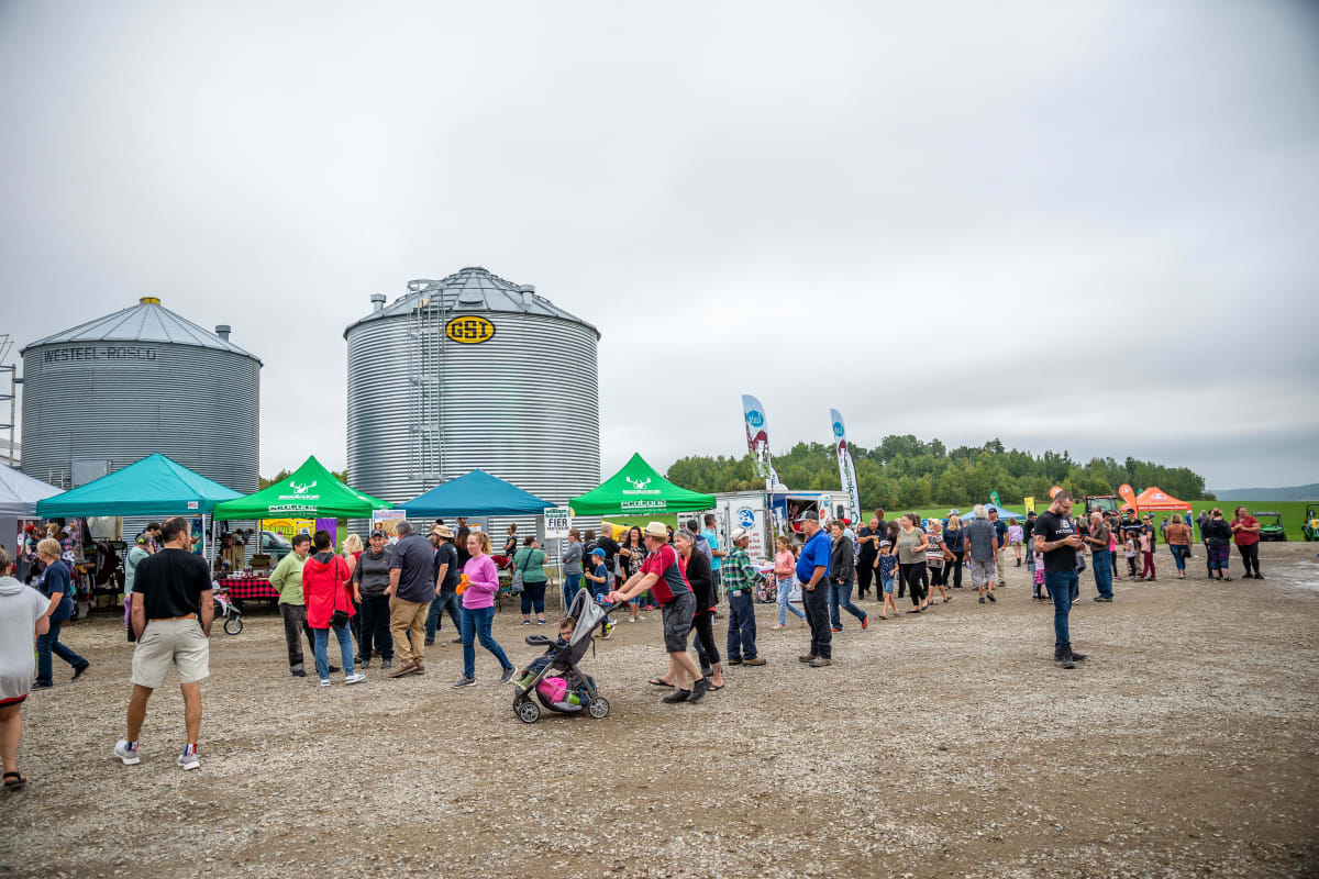 Participant·es à une ferme lors des Portes ouvertes sur les fermes du Québec.