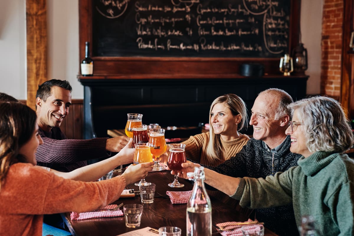 6 people around a table at a microbrewery in Brome-Missisquoi.