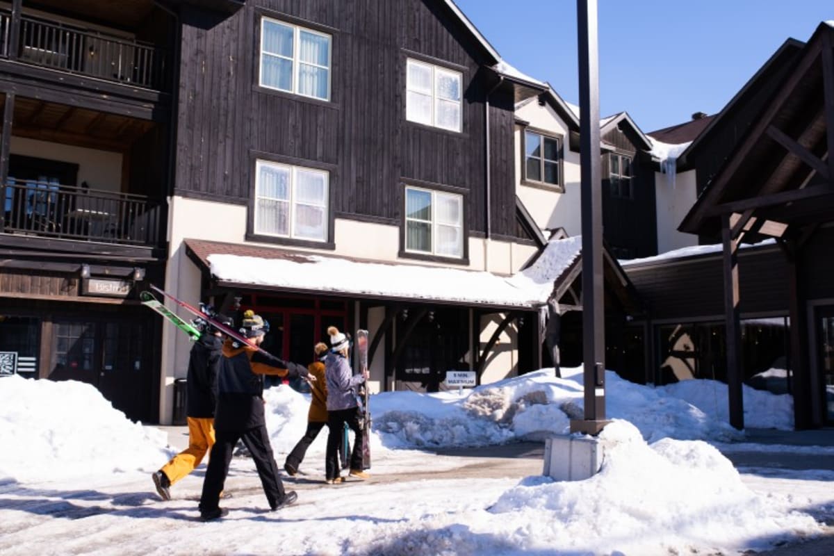 3 skieurs qui retournent à l'hôtel après une journée sur les pentes.