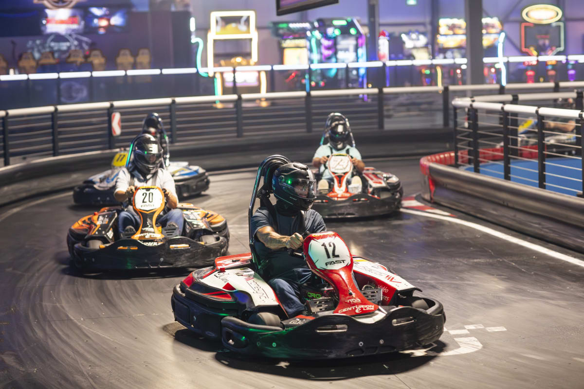 Quatre personnes dans un kart sur une piste de karting