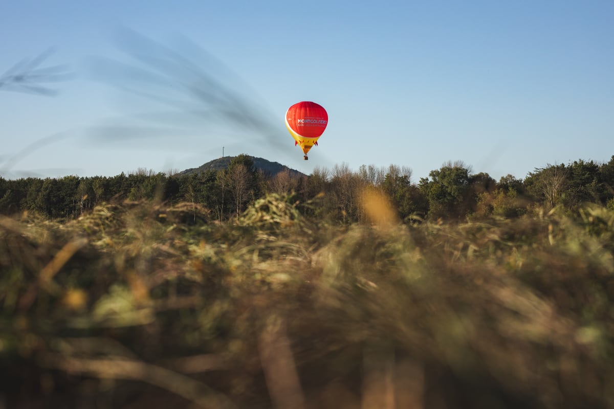 Hot-air balloon above a mountain in the Haut-Richelieu region.