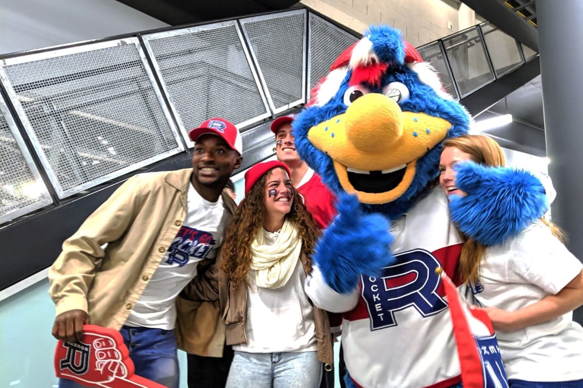 Jeunes adultes avec la mascotte du Rocket de Laval
