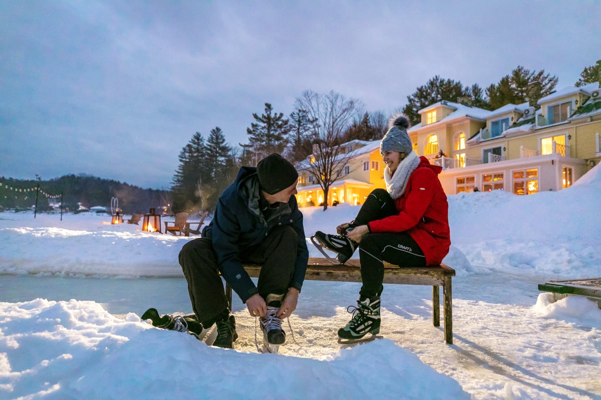 Couple of skaters in front of the Ripplecove Hôtel & Spa in the evening.