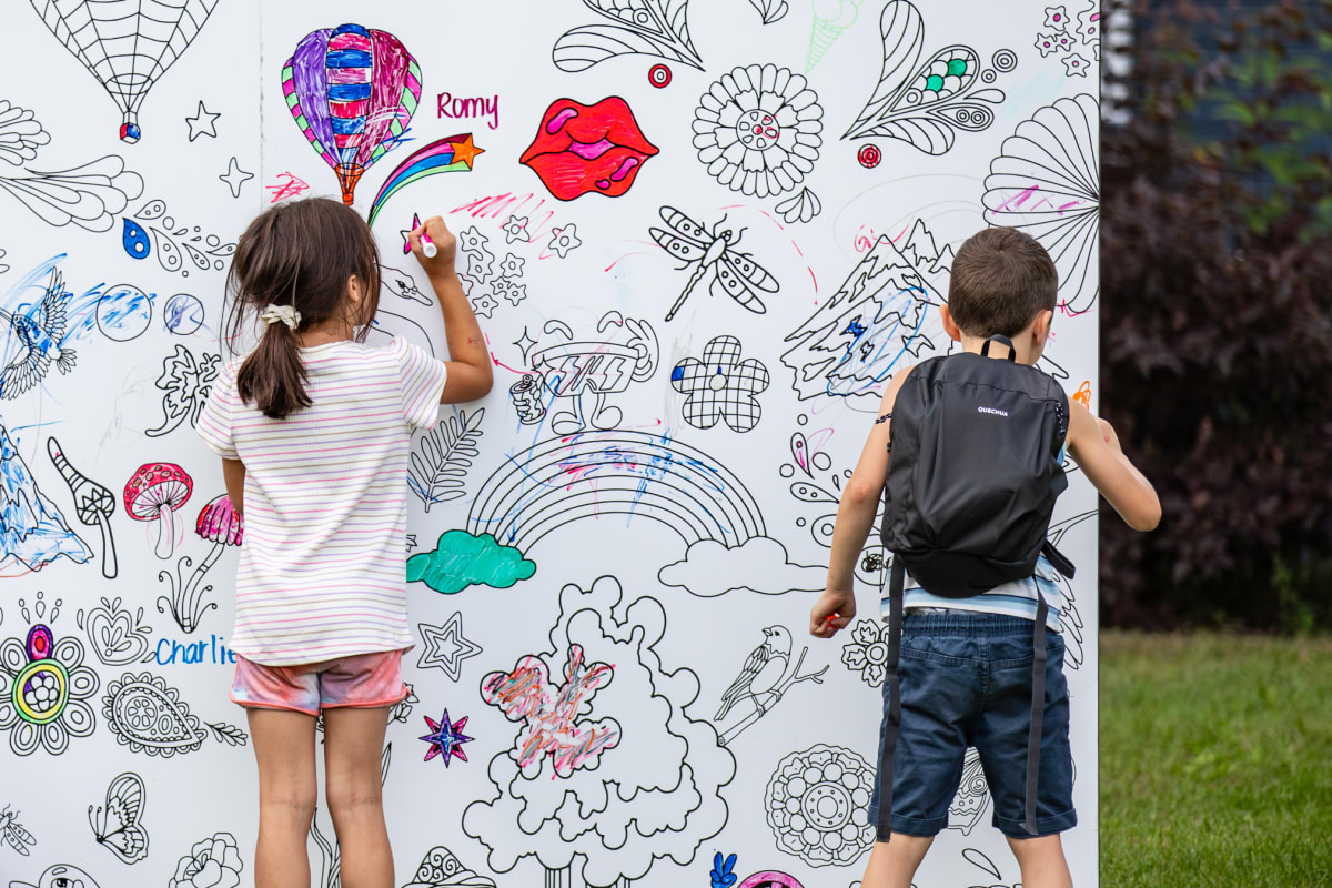Deux enfants en train de dessiner une murale à l'Oktobertfest Repentigny