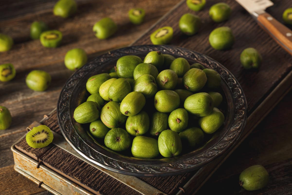 Kiwis du Québec déposés sur une assiette et une table.