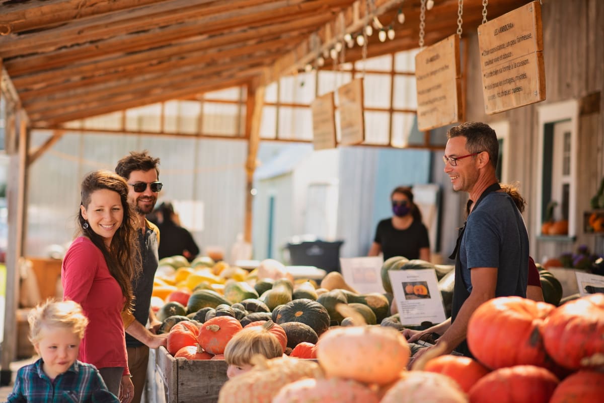 Famille au kiosque de la ferme La Fille du Roy