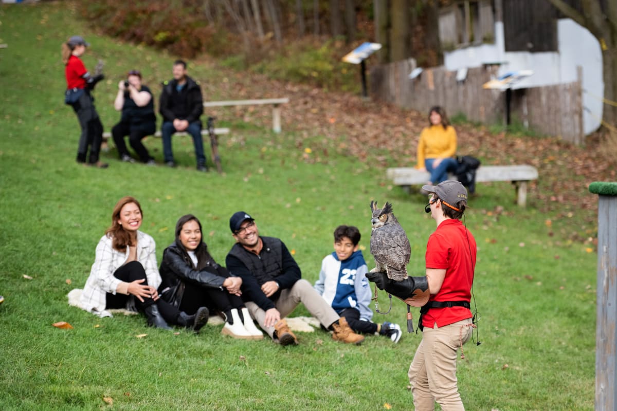 Groupe de personnes en train d'observer une animatrice chez Chouette à voir!