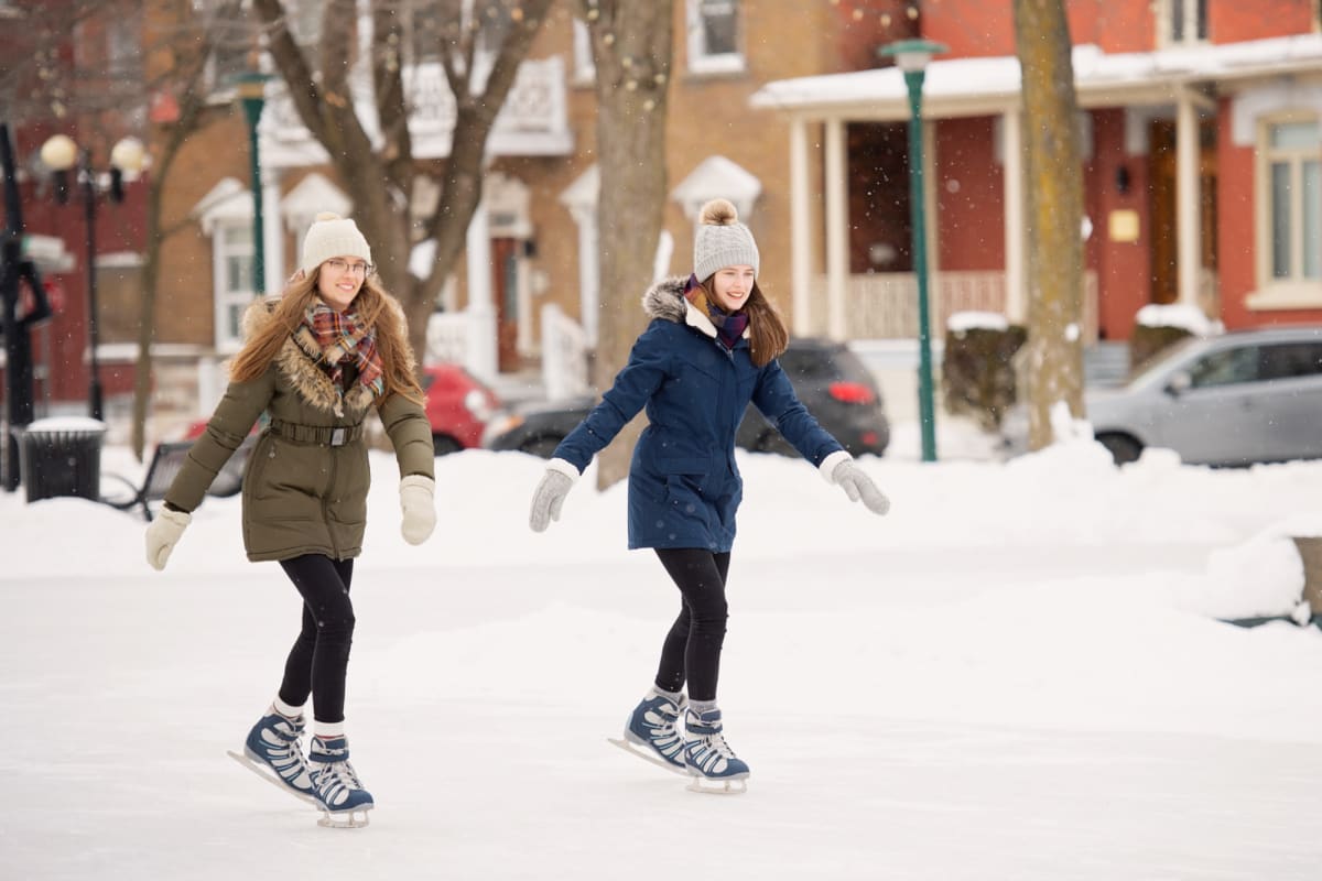 2 femmes patinant dans un parc.