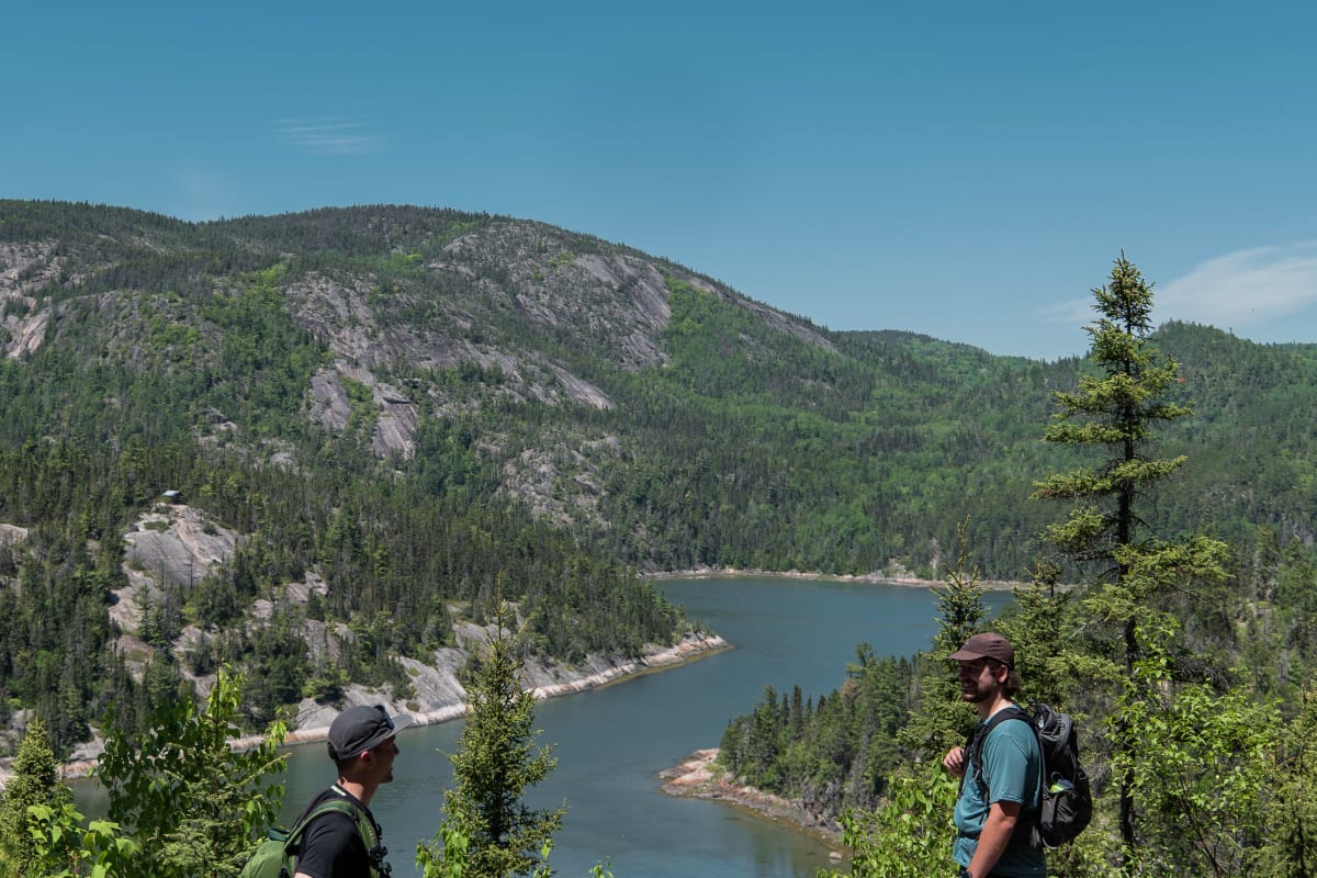 Deux randonneurs à la Baie des Rochers.