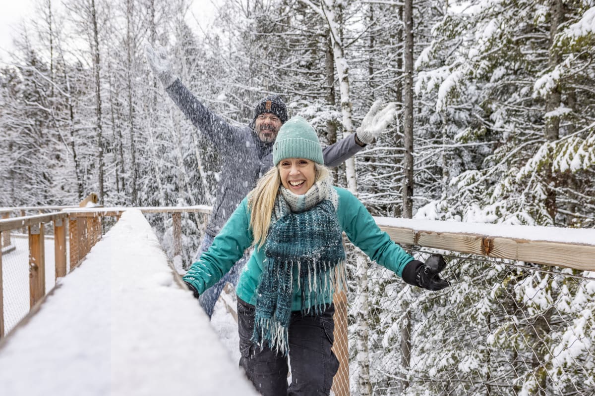 Hiking on the "Sentier des cimes" trail in winter