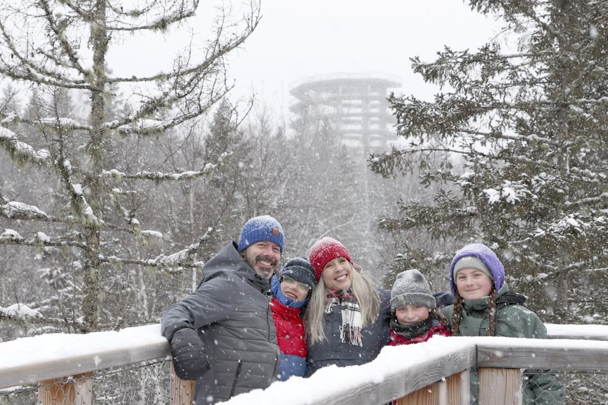 Family at Sentier des Cimes Laurentides in winter.
