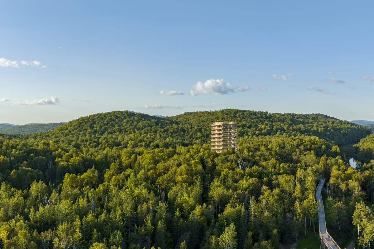 Vue aérienne de la tour du Sentier des cimes Laurentides.