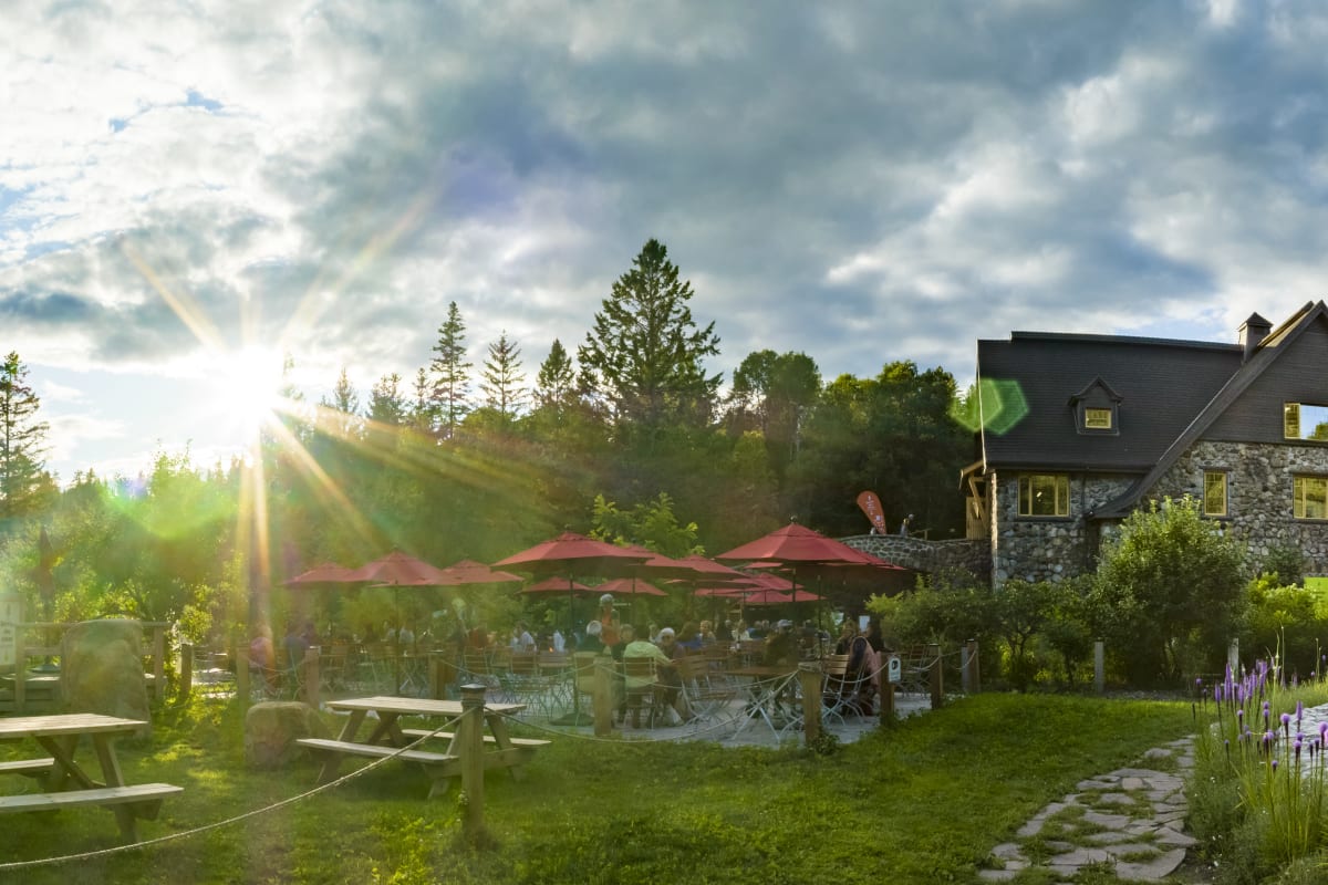 Bar terrasse du Sentier des cimes Laurentides.