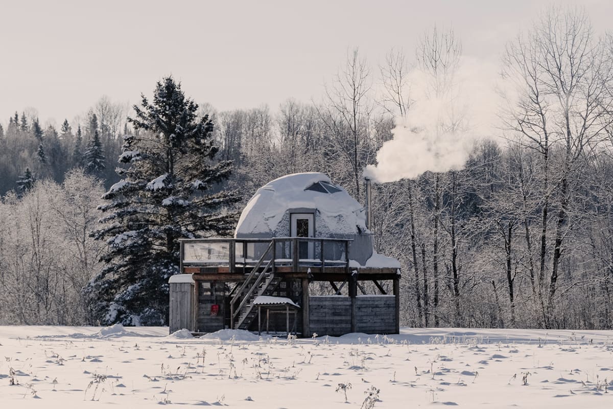 Hébergement de style dôme dans un paysage hivernal immaculé.