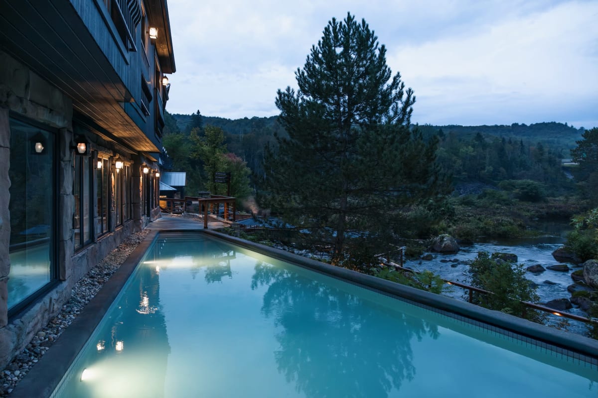 Piscine extérieure à l'heure bleue.