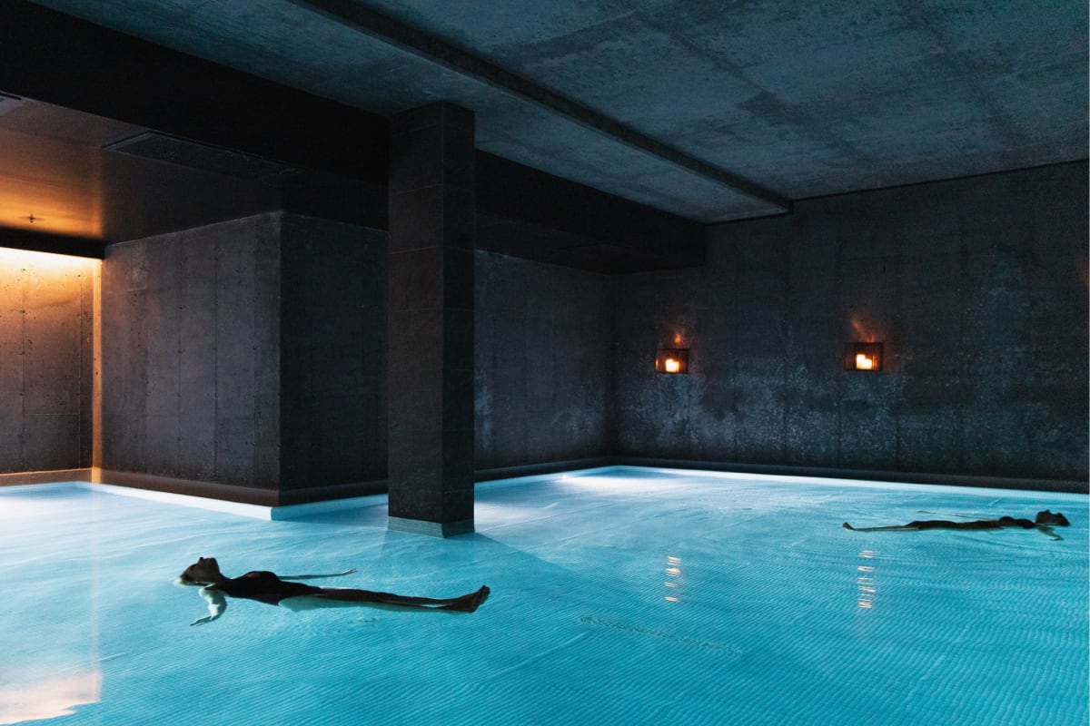 Flotation bath at Strøm spa nordique Vieux-Québec.