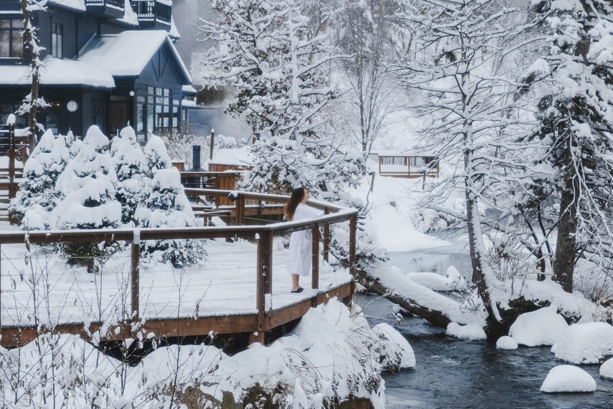 Terrace of the Strøm Nordic Spa in Saint-Sauveur in winter