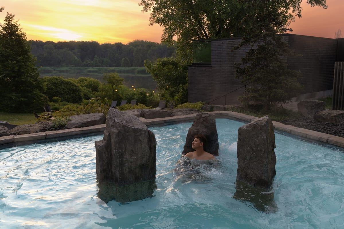 Man in the pool at Strøm spa nordique Île des Soeurs.