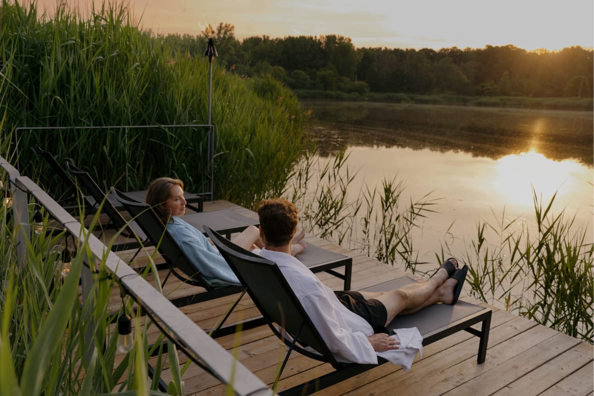 Couple at Strøm spa nordique île-des-soeurs.