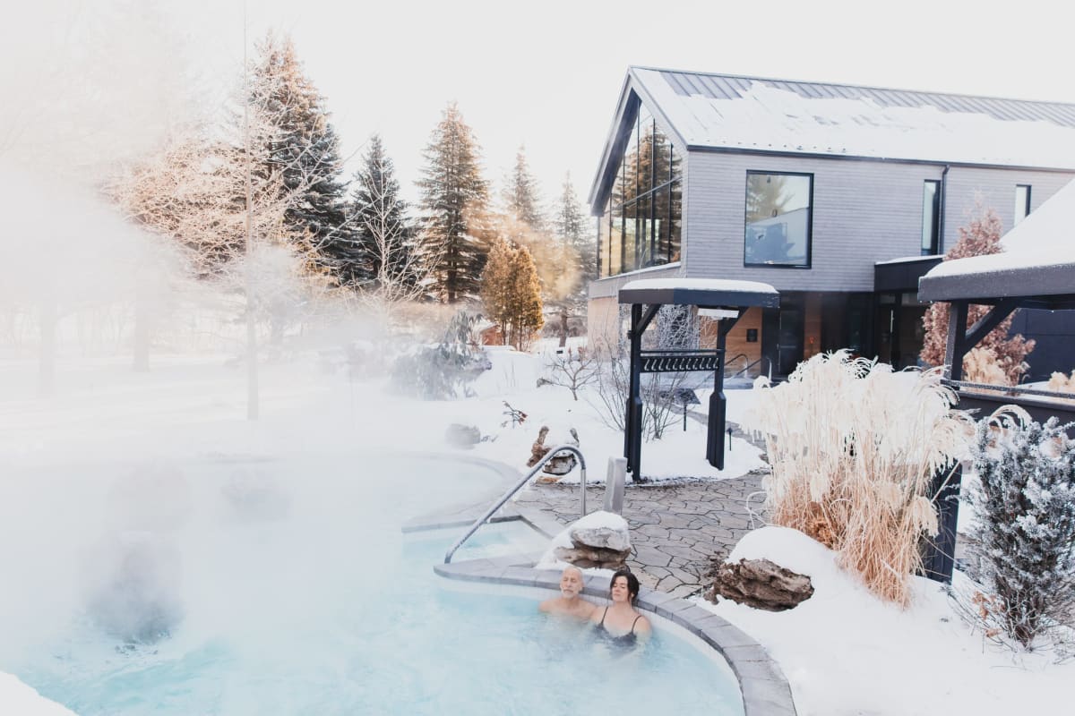 Couple at Strøm Nordic Spa Mont-Saint-Hilaire in winter.