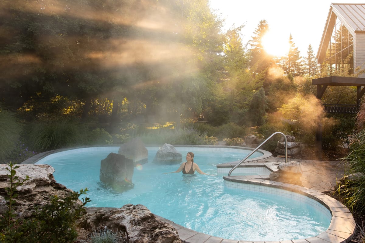Woman in the pool at Strøm spa nordique Mont-Saint-Hilaire.