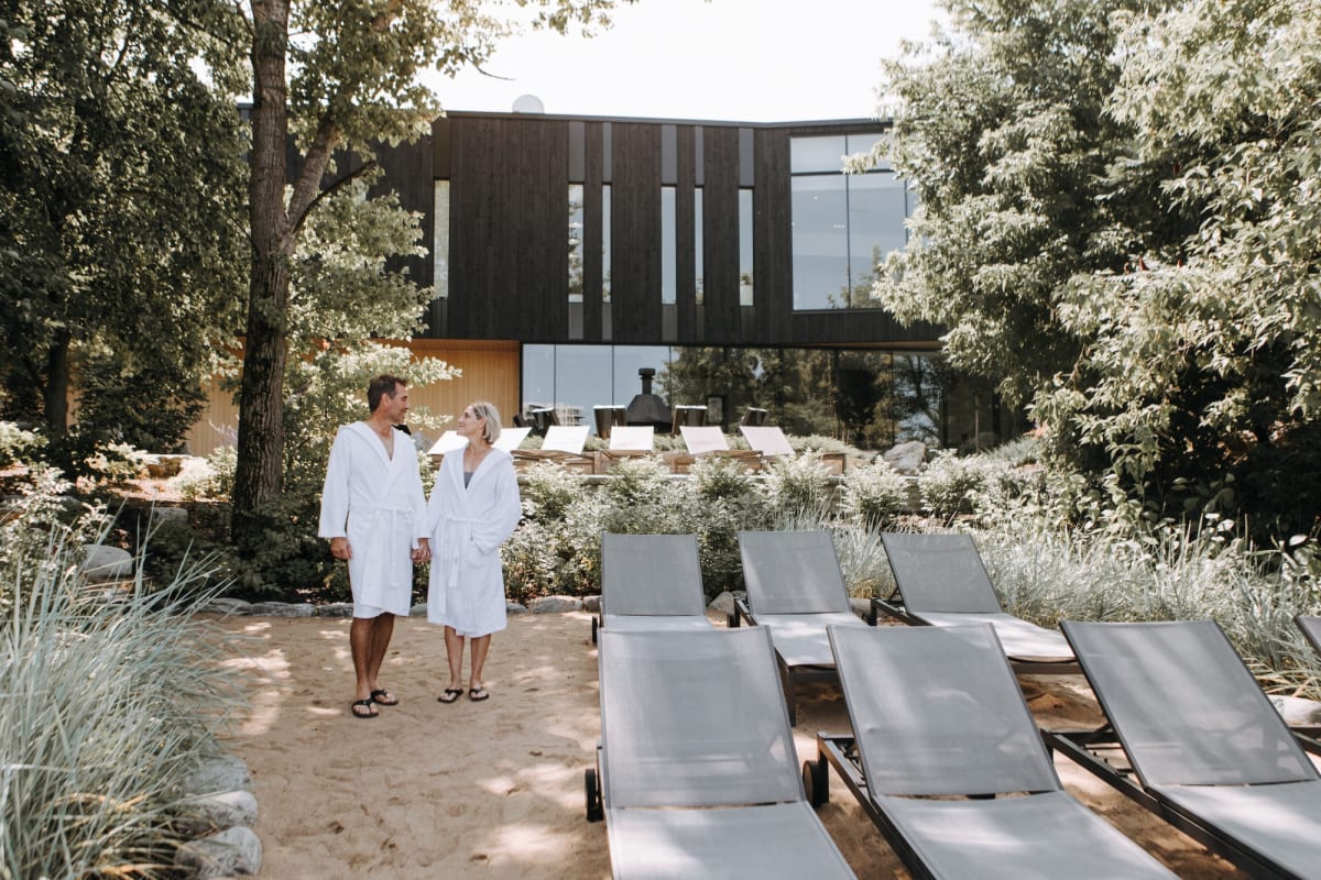 Couple at Strøm spa nordique Sherbrooke in the spring.