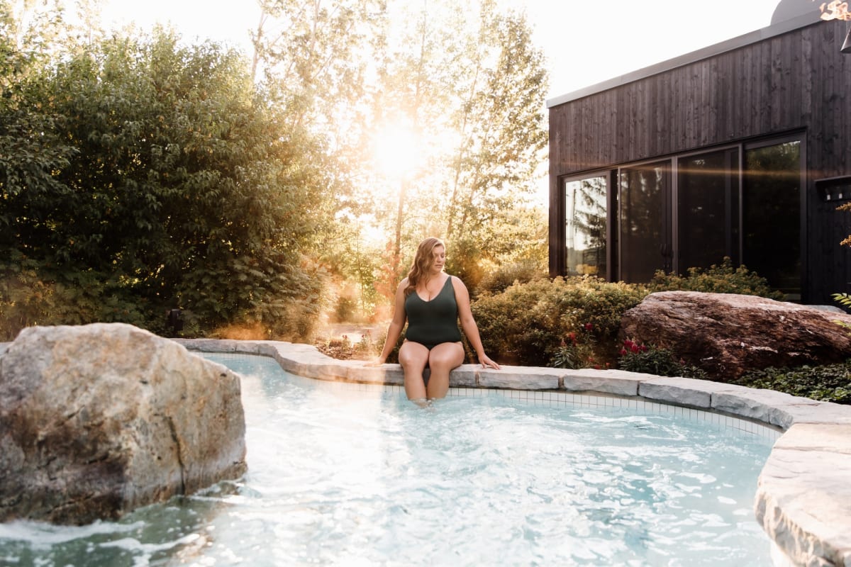 Woman by the pool at Strøm spa nordique Sherbrooke.