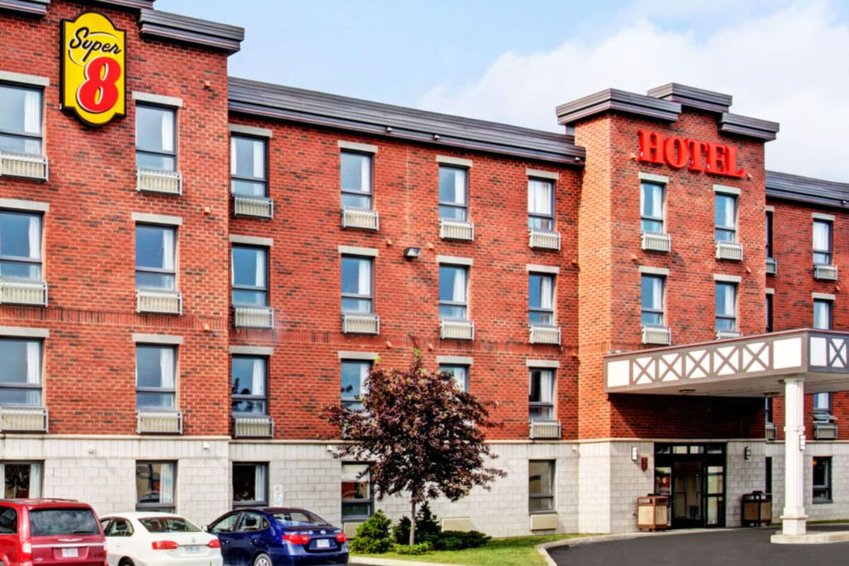 Super 8 Hotel Lachenaie