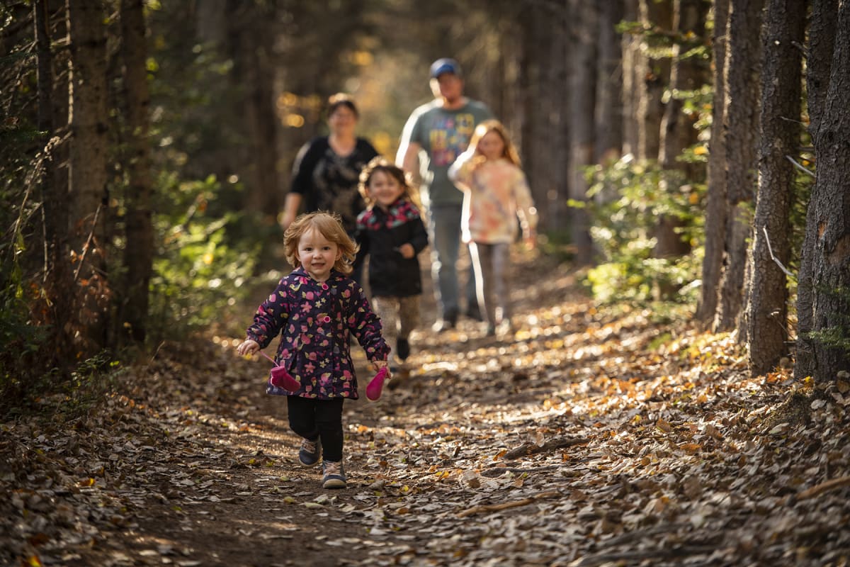 Family on a hiking trail in the fall in Côte-Nord.