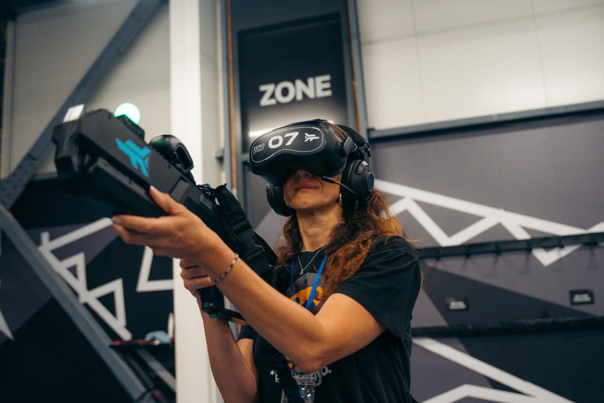 Une femme portant un casque de réalité virtuel joue à un jeu.