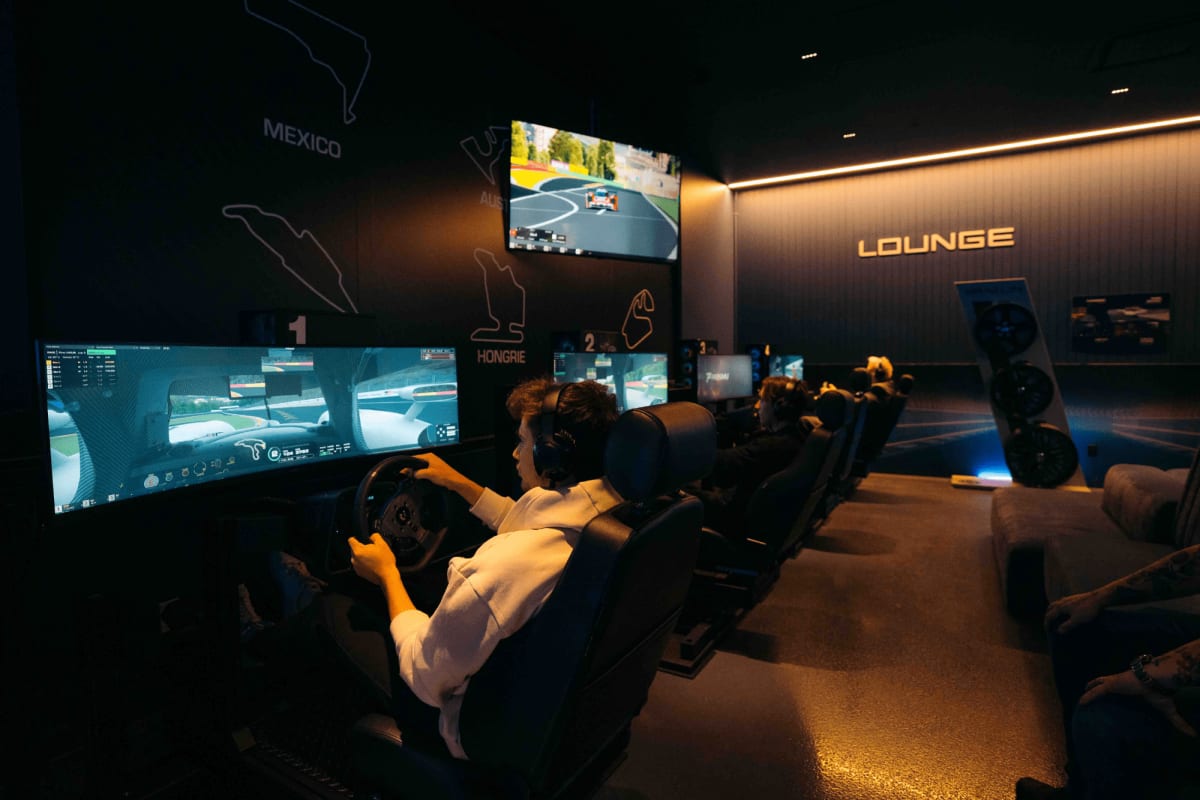 Simulateur de course chez Tag E-Karting.