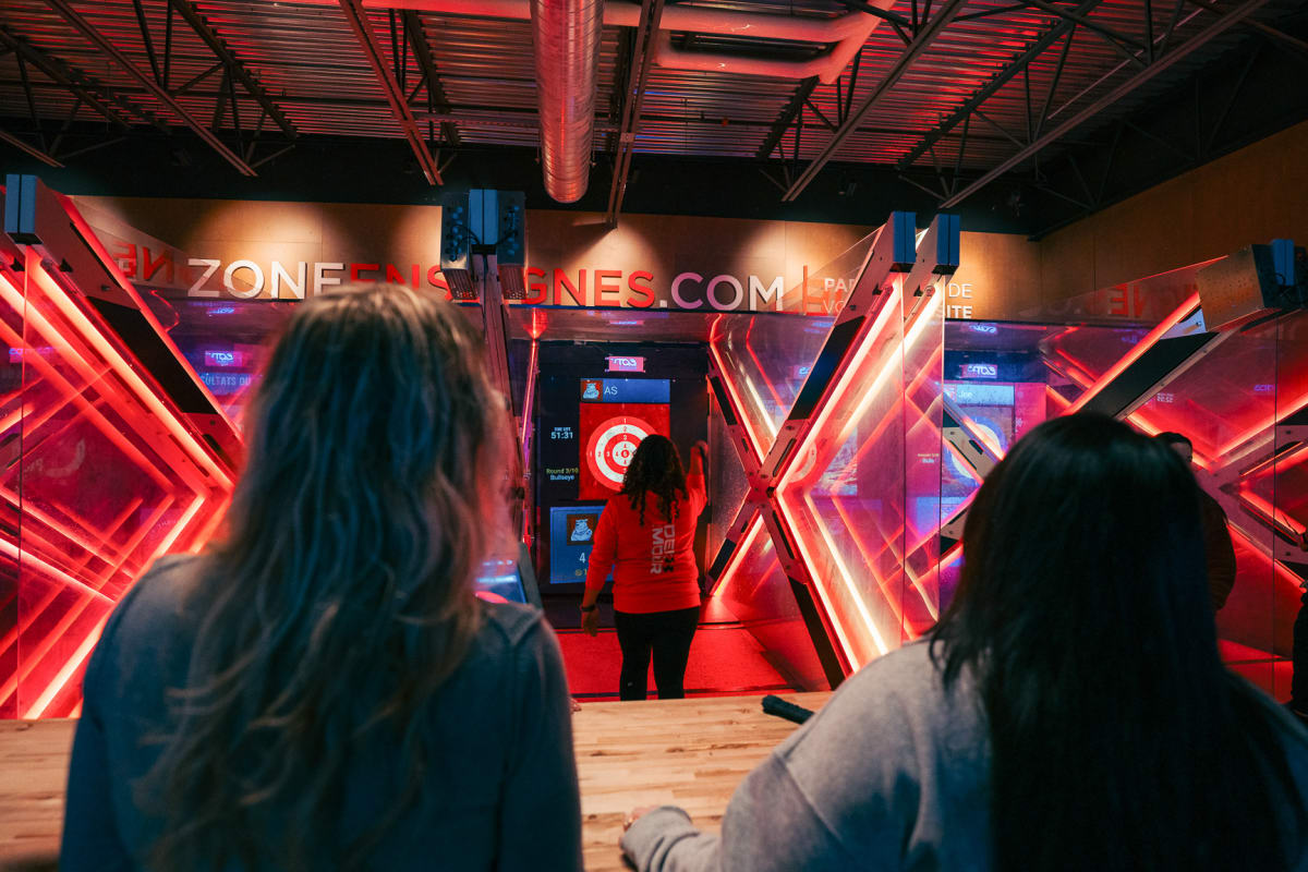 Lancer de hache àTag E-Karting & Amusement.