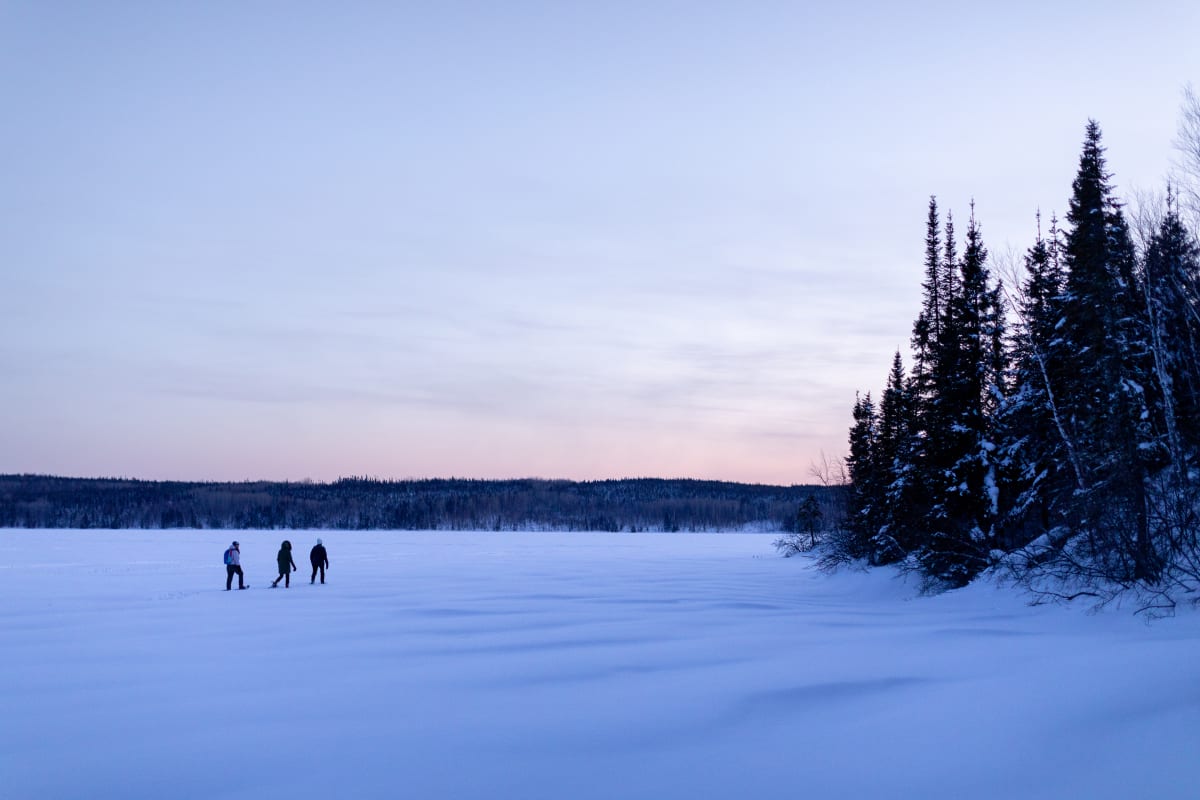 Corporation Nibiischii - Three people in the middle of a snowy landscape