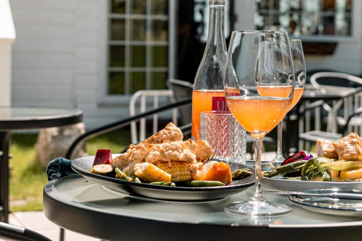 Table avec assiette et vin orange à l'extérieur