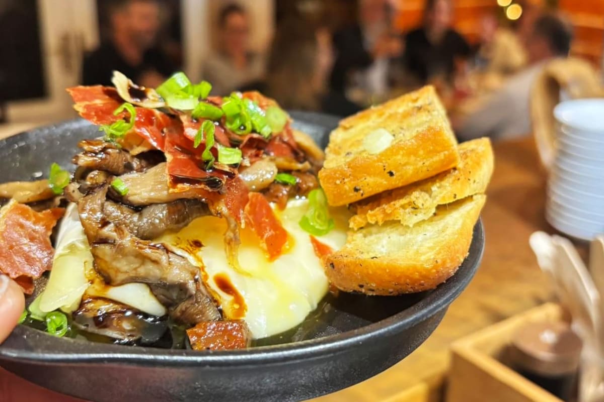 Café La chasse gardée - Plan rapproché d'une assiette soigneusement présentée.