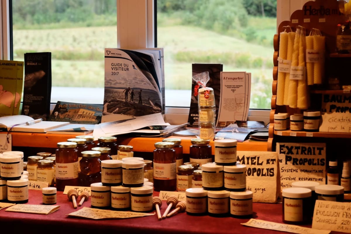 Herbamiel - Étalage de produits devant une fenêtre.
