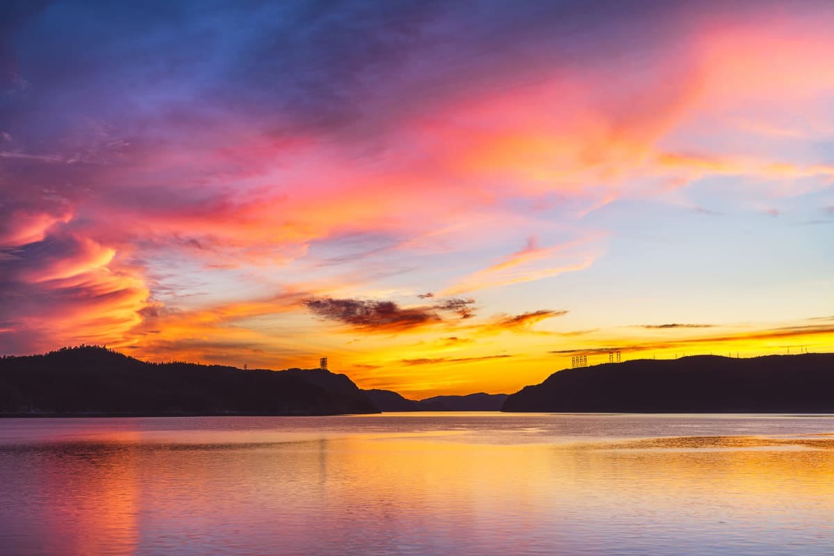 L’Anse-de-Roche - Coucher de soleil au teintes dorées, rosées et violacées.