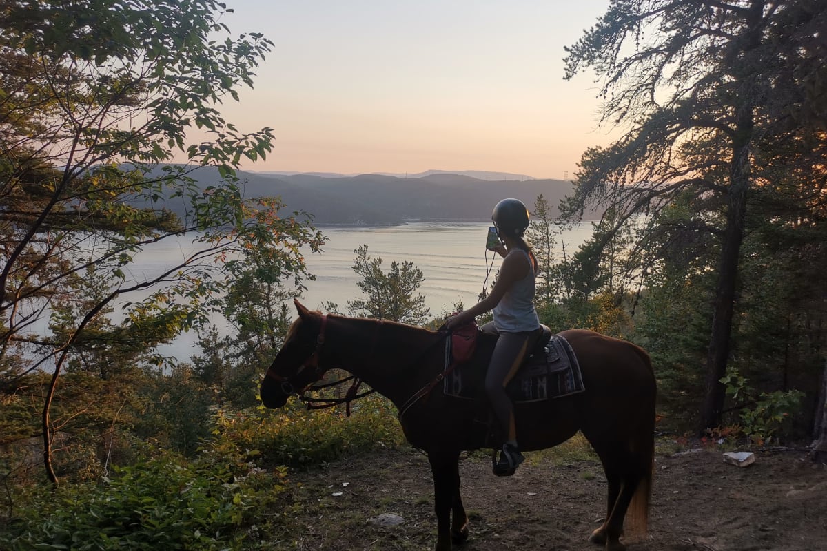 Instinct Nomade - Personne à cheval avec une plan d'eau en arrière-plan.