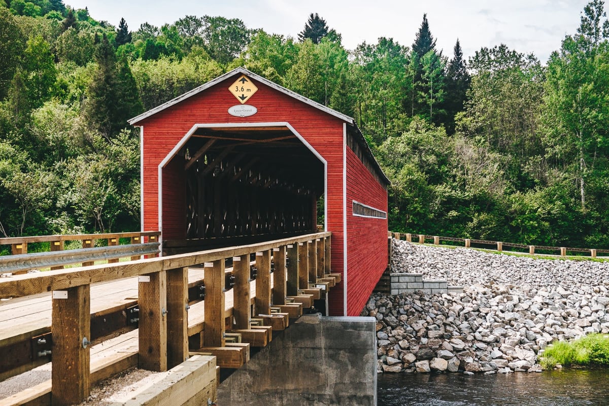 Pont Louis-Gravel - Pont couvert rouge traditionnel.