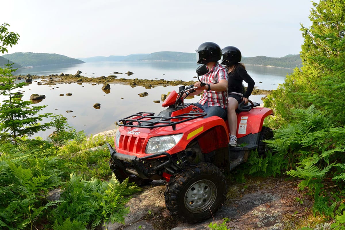 Fjord Aventure - Deux personnes sur un VTT devant le fjord.