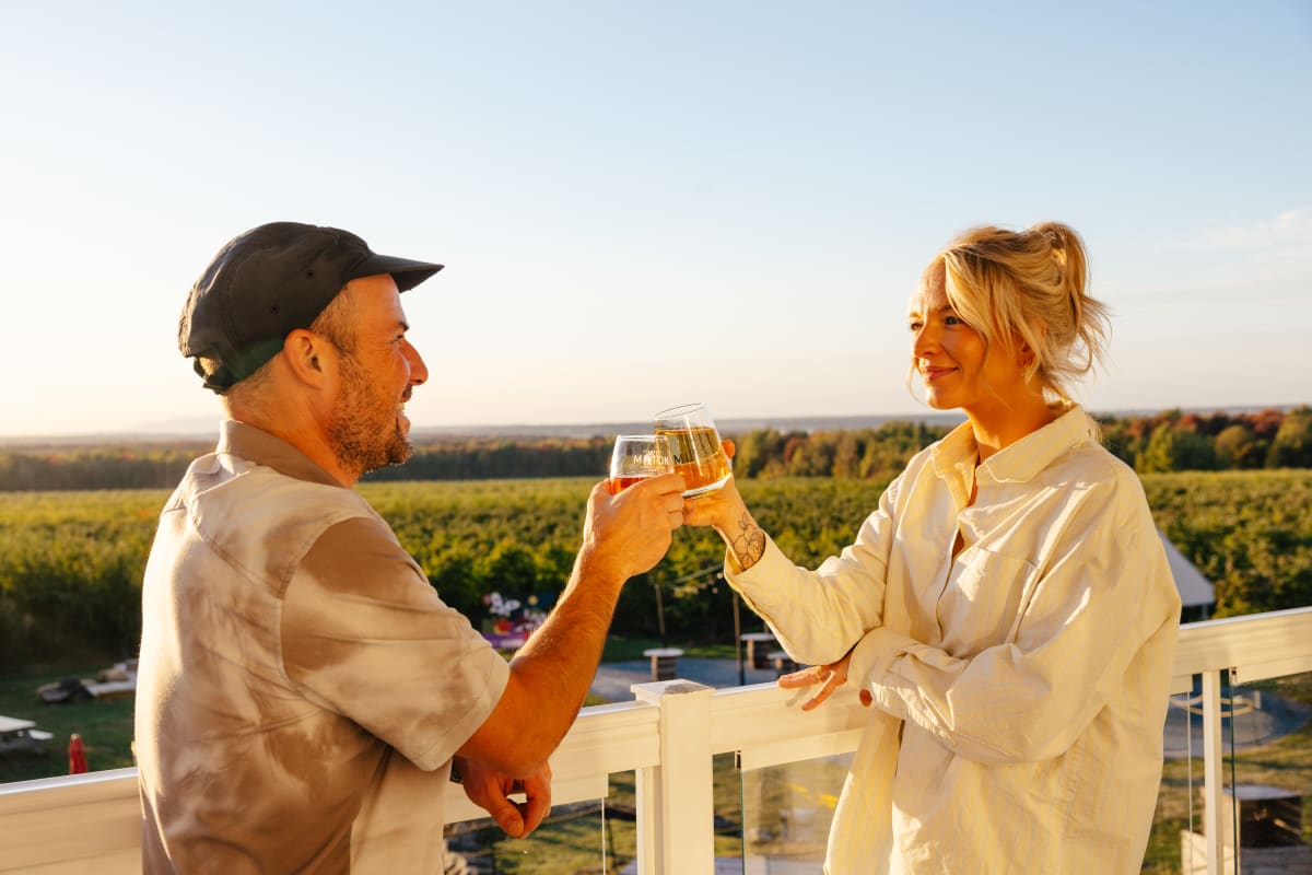 Homme et femme un train de trinquer sur un terrasse.
