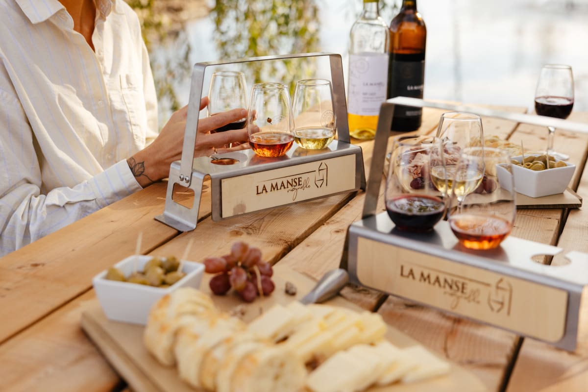 Plateaux de dégustation et bouchées sur une table extérieure au Vignoble La Manse.