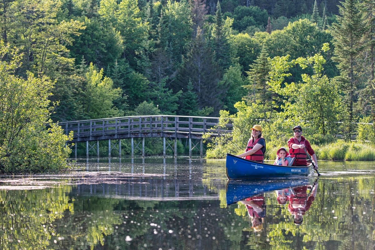 Family on a canoe at Marais du Nord.